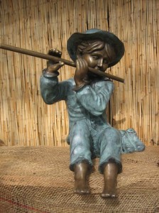Harasimowicz ogrody - Figura z brązu - chłopiec w kapeluszu z fletem i butami (symbol produktu AN 1063 BRW-V-W wysokość 55 cm)  (1)